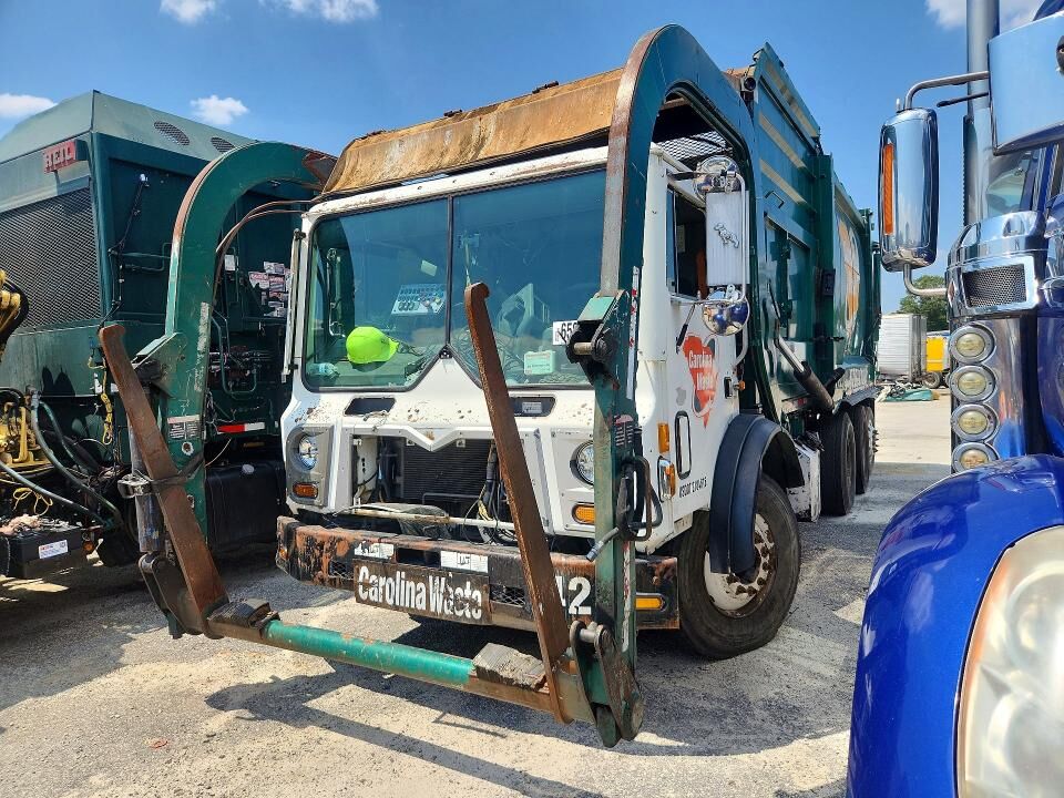 2016 MACK MRU