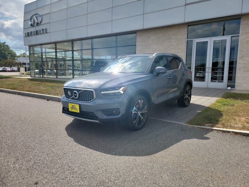 2022 VOLVO XC40