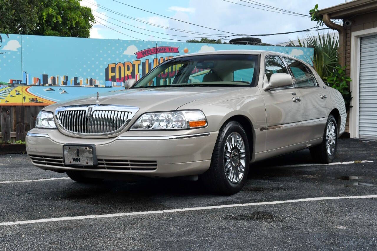 2010 LINCOLN Town Car