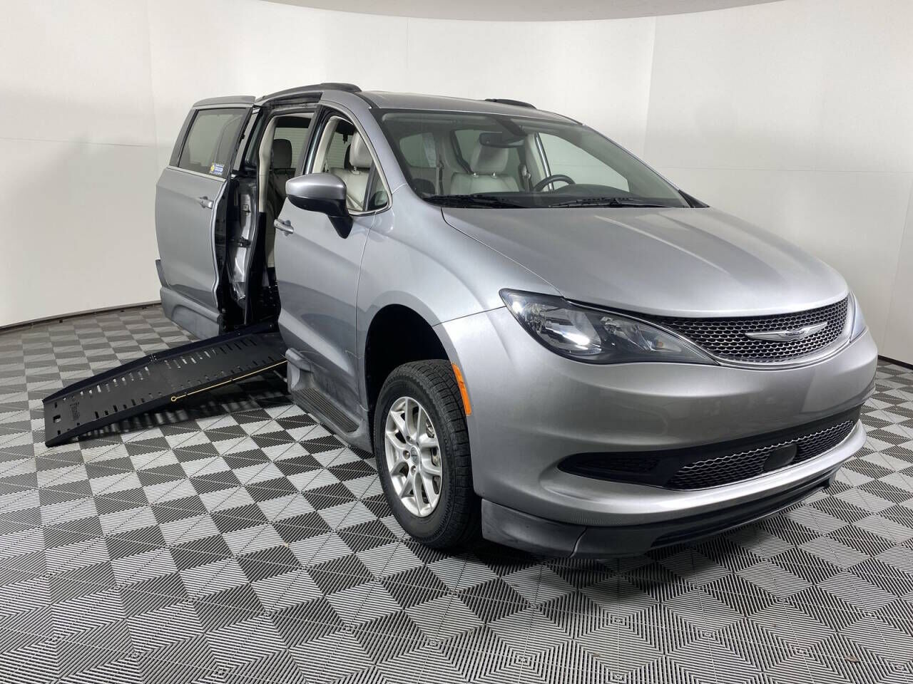 2021 CHRYSLER Voyager