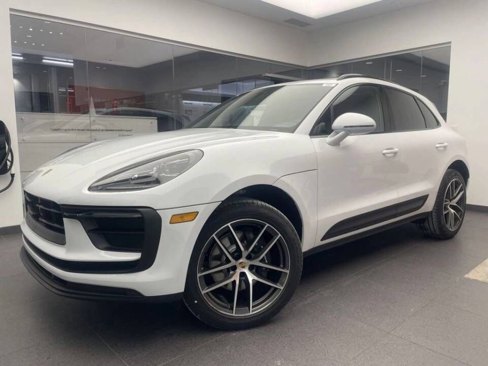 2026 PORSCHE Macan