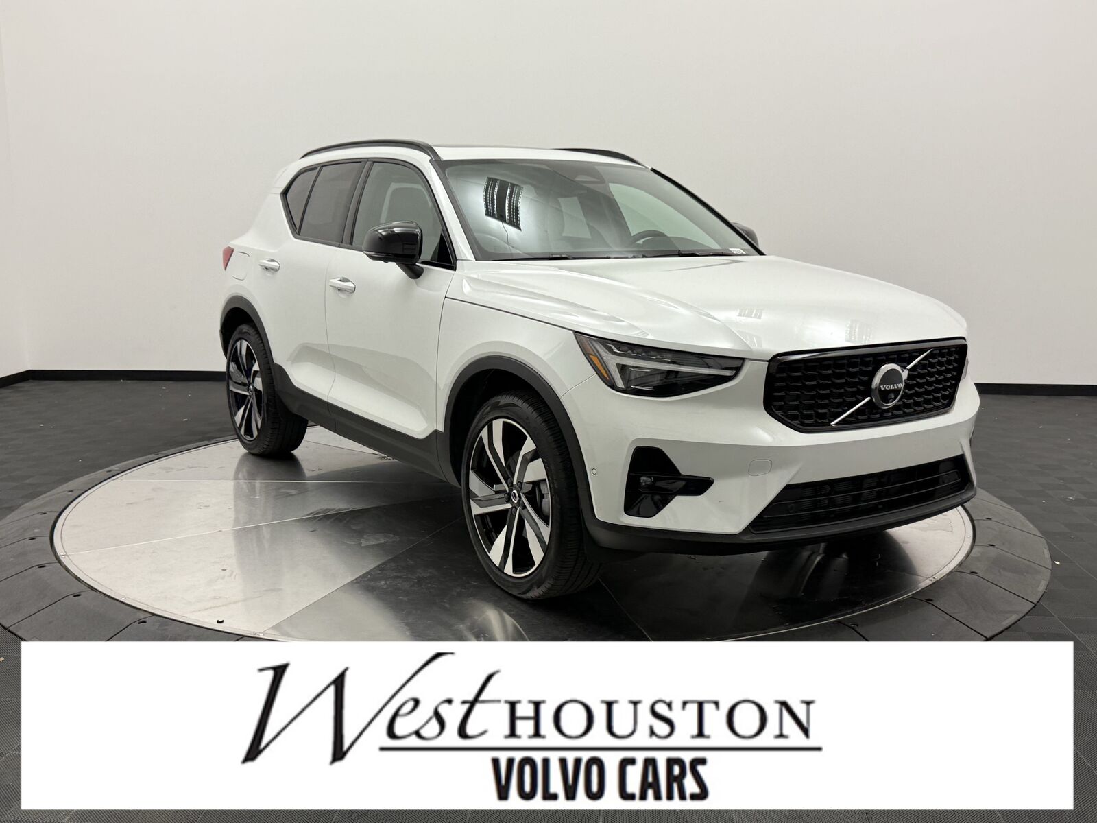 2025 VOLVO XC40