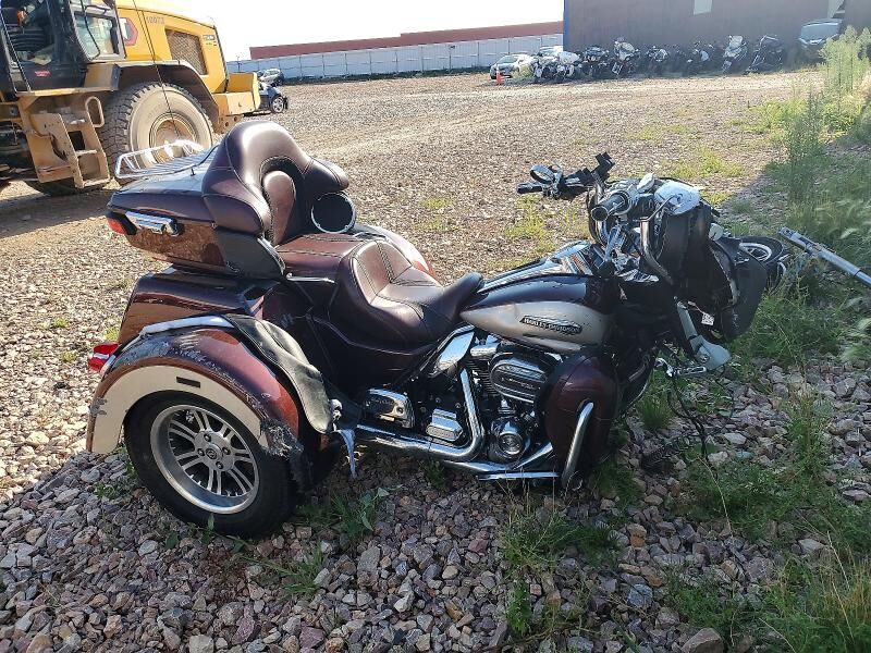 2018 HARLEY DAVIDSON FLHTCUTG / Tri Glide Ultra