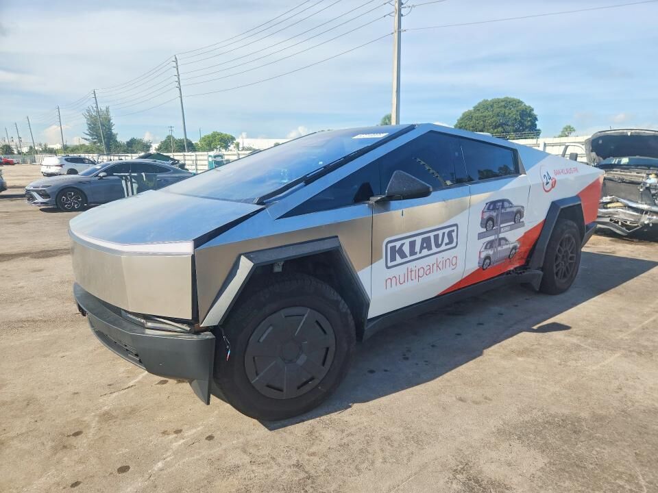 2025 TESLA Cybertruck