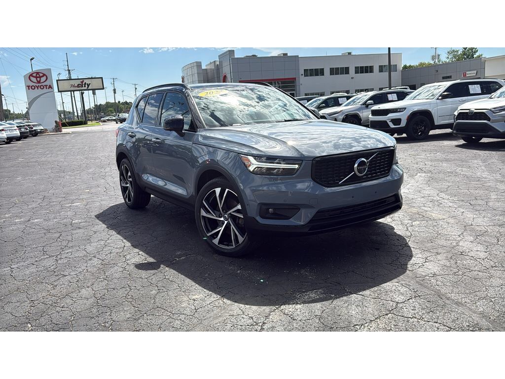 2022 VOLVO XC40