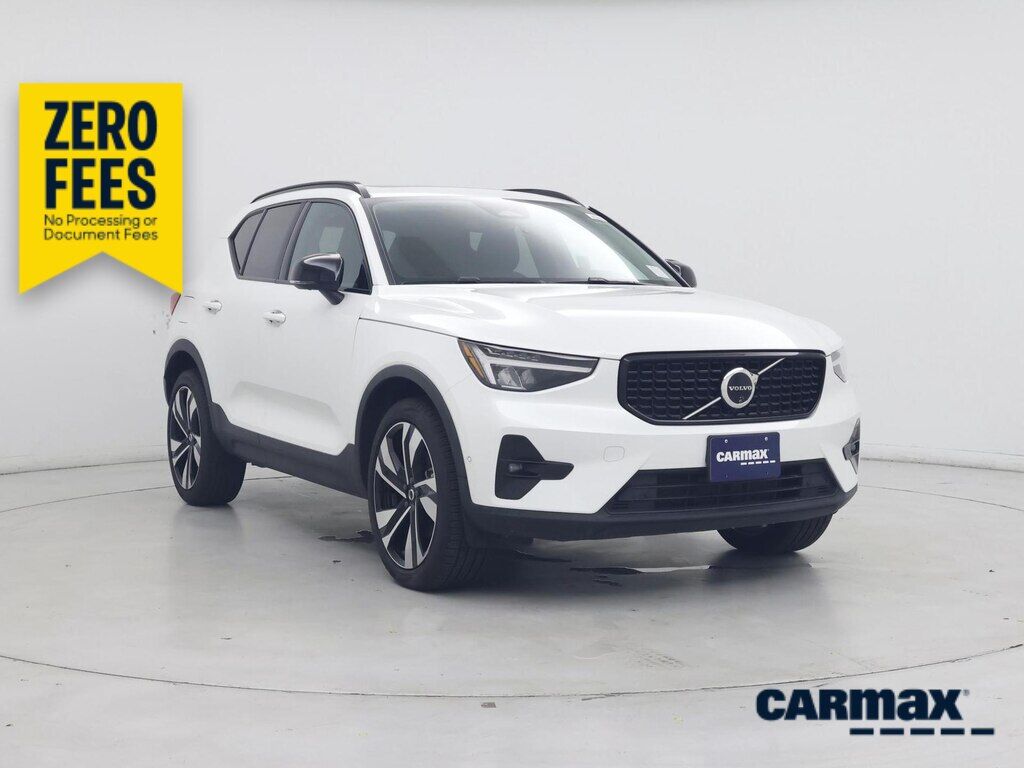 2025 VOLVO XC40