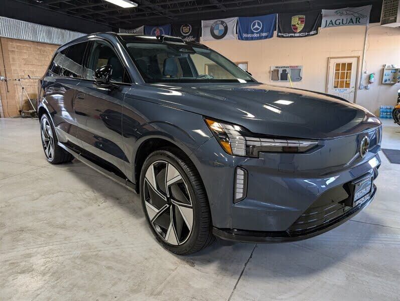 2025 VOLVO EX90