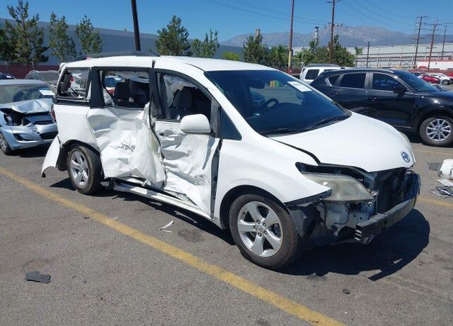 2017 TOYOTA Sienna