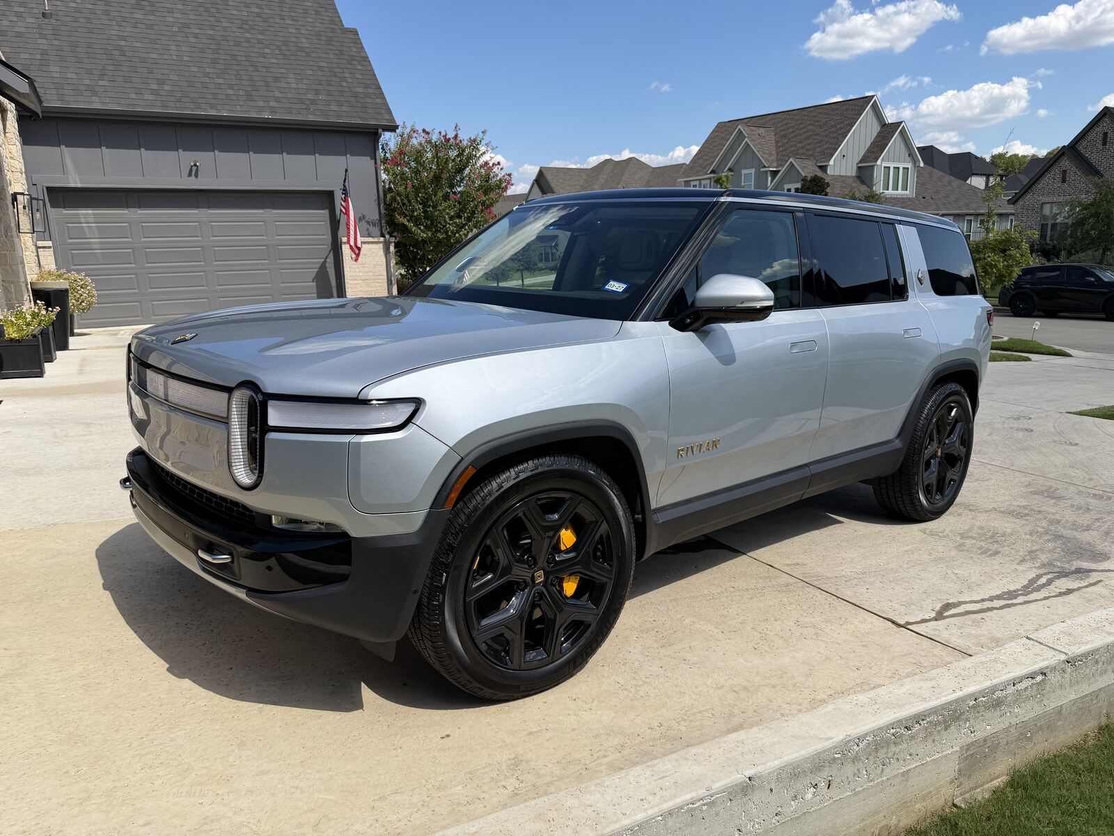 2023 RIVIAN R1S