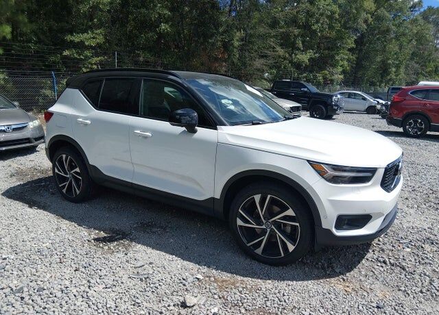 2021 VOLVO XC40