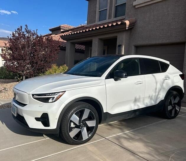 2023 VOLVO C40