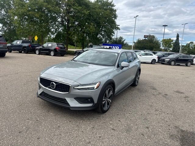 2025 VOLVO V60CC