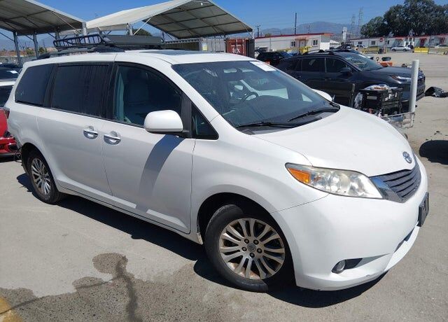 2017 TOYOTA Sienna