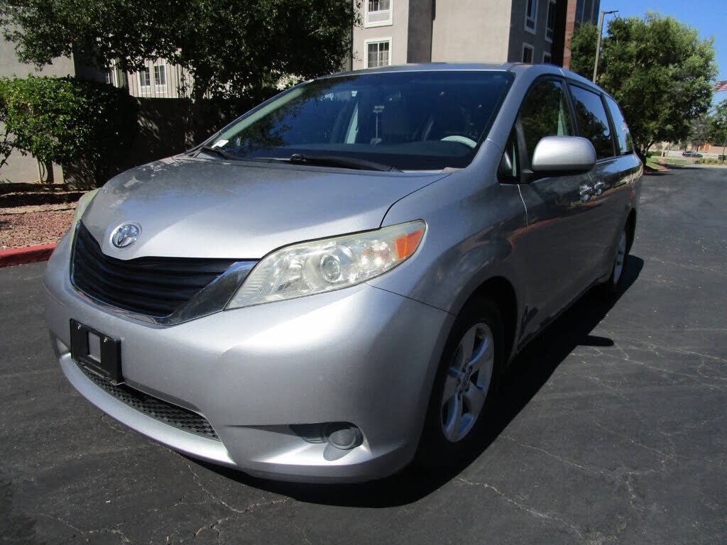 2011 TOYOTA Sienna