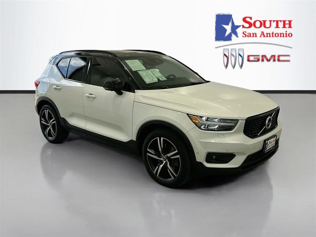 2022 VOLVO XC40