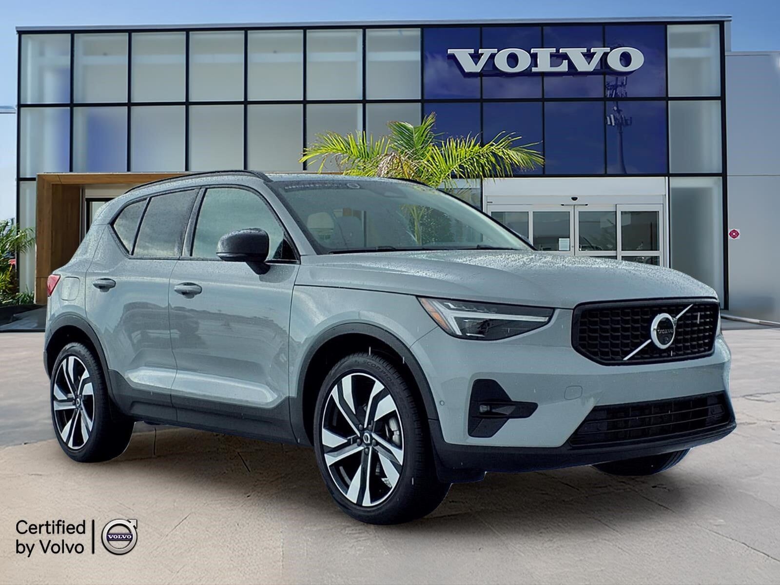 2025 VOLVO XC40