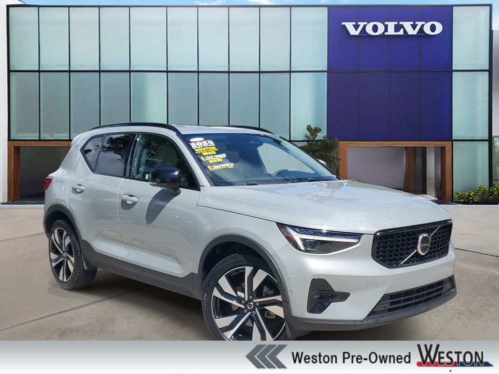 2024 VOLVO XC40