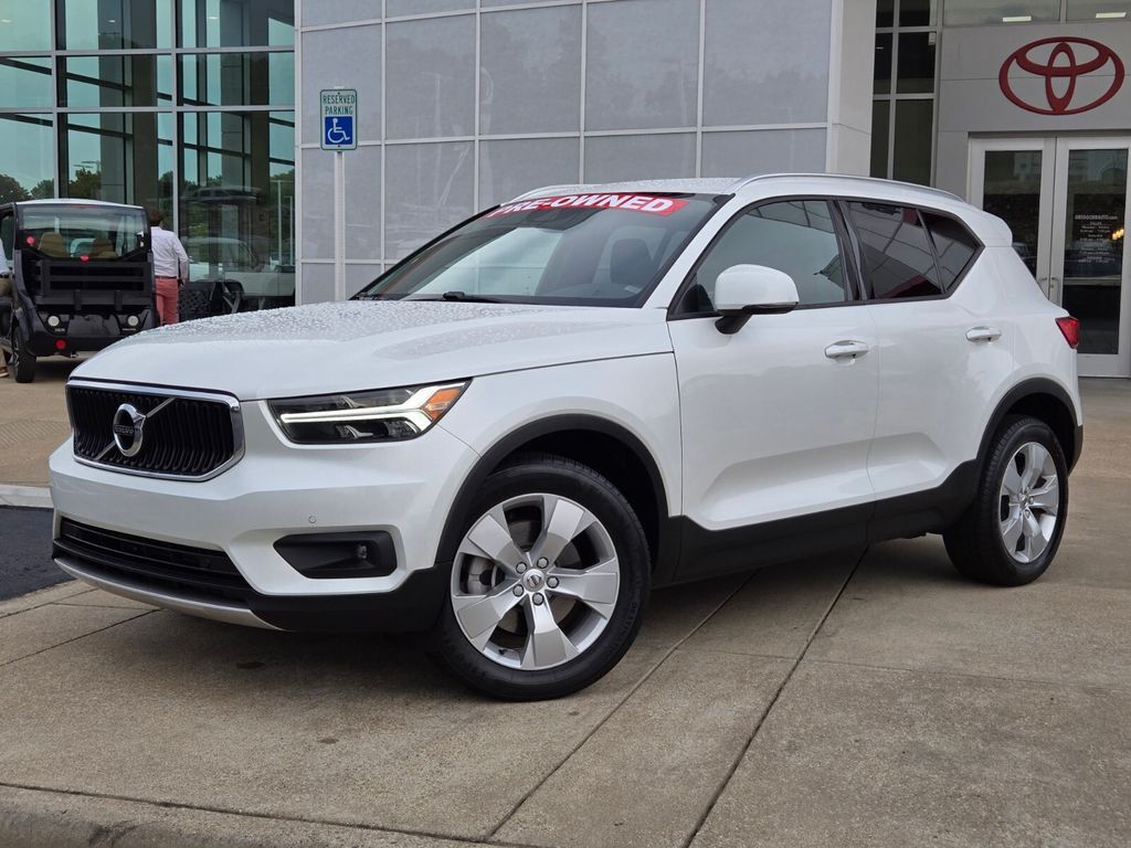 2022 VOLVO XC40