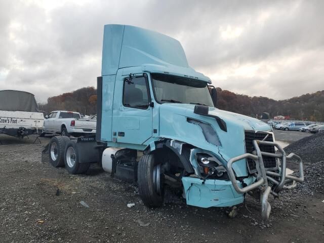 2017 VOLVO TRUCK VNL