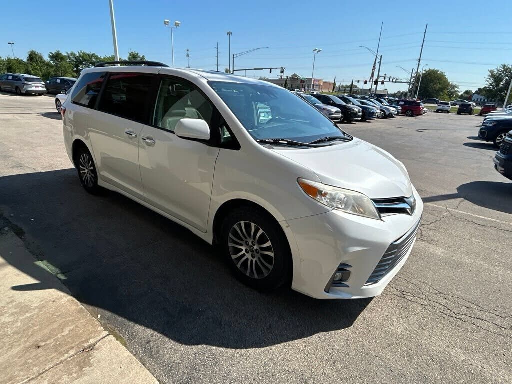 2019 TOYOTA Sienna