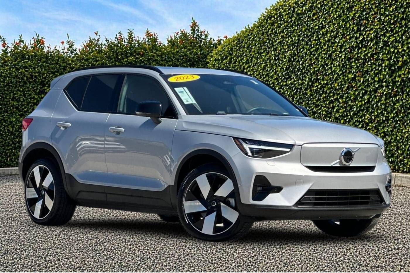 2023 VOLVO XC40