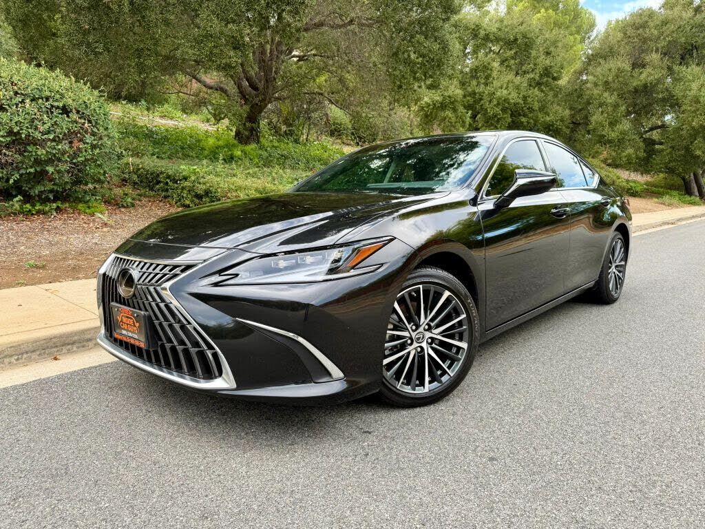 2025 LEXUS ES