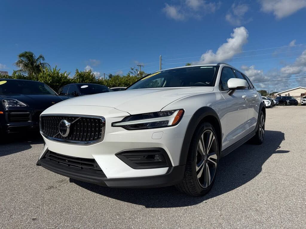 2025 VOLVO V60CC