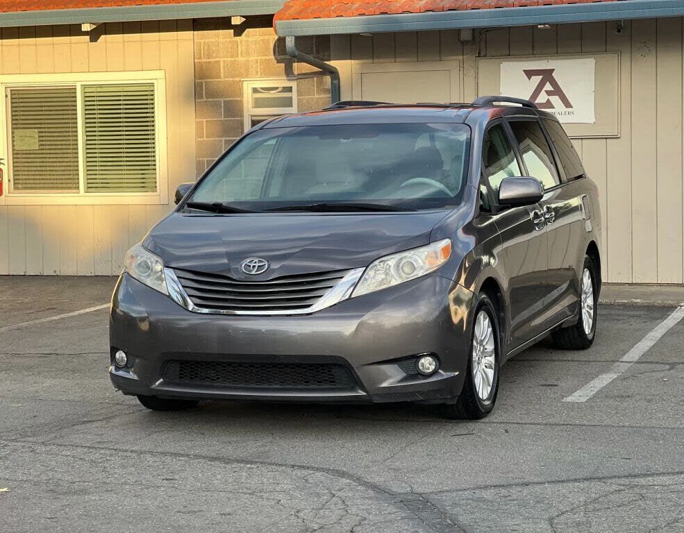 2012 TOYOTA Sienna