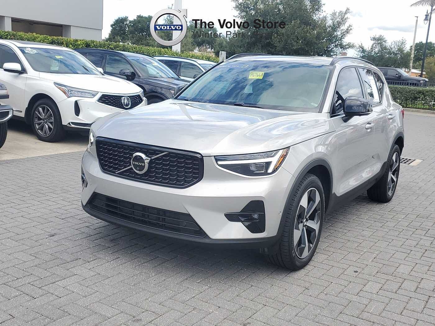 2025 VOLVO XC40