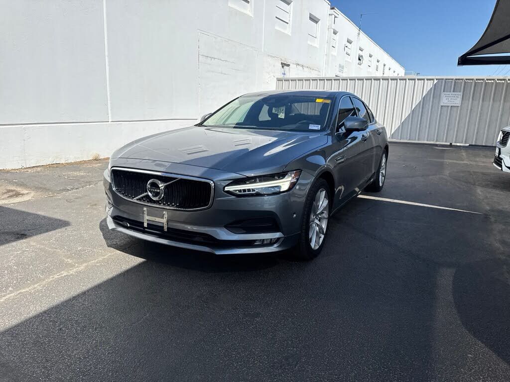 2017 VOLVO S90