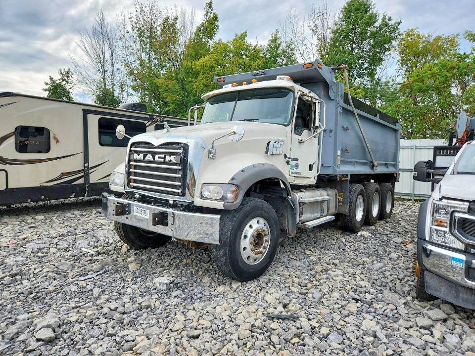 2017 MACK GU