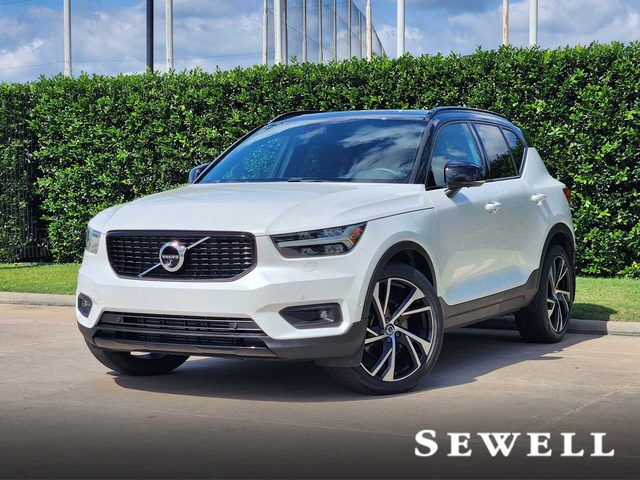 2022 VOLVO XC40
