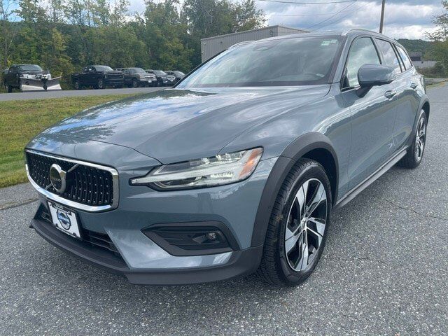 2023 VOLVO V60CC
