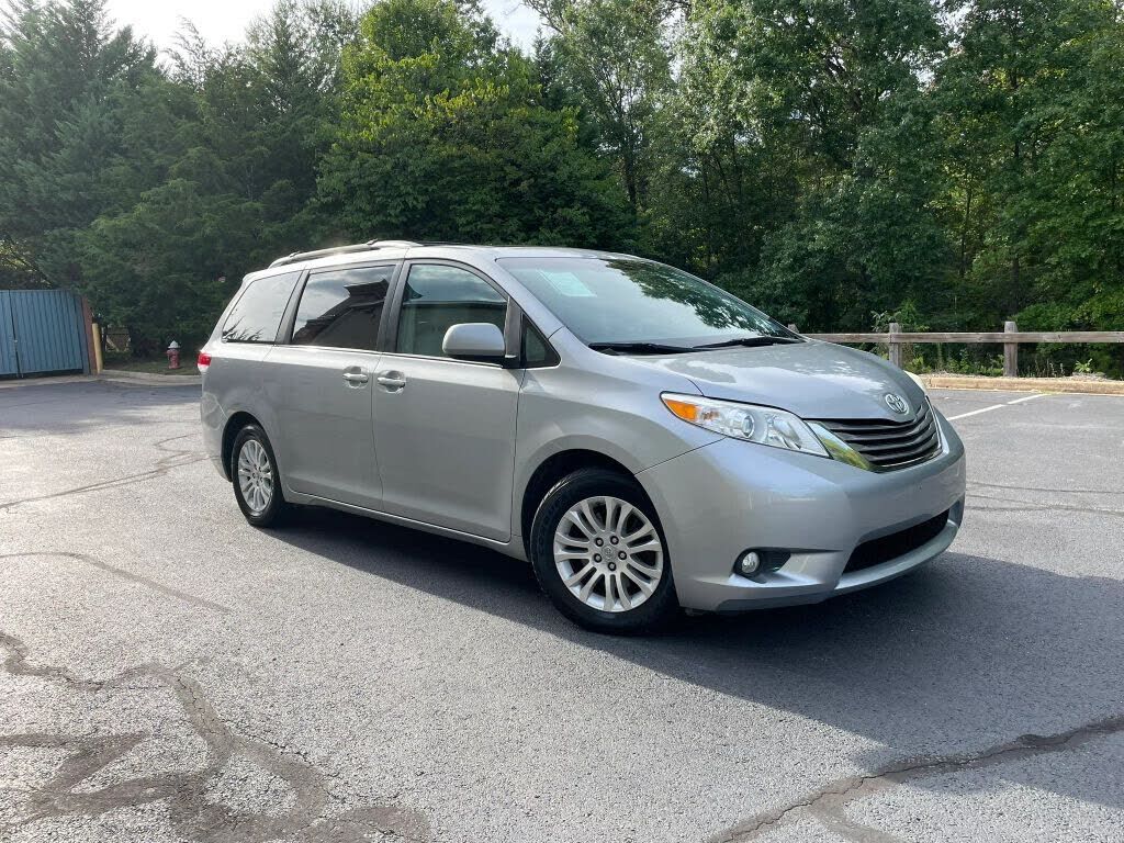 2011 TOYOTA Sienna