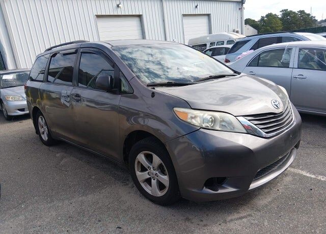 2011 TOYOTA Sienna