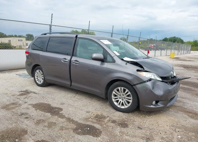 2011 TOYOTA Sienna
