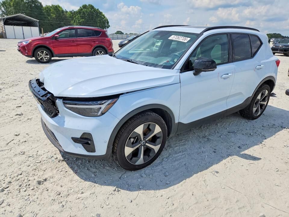2024 VOLVO XC40