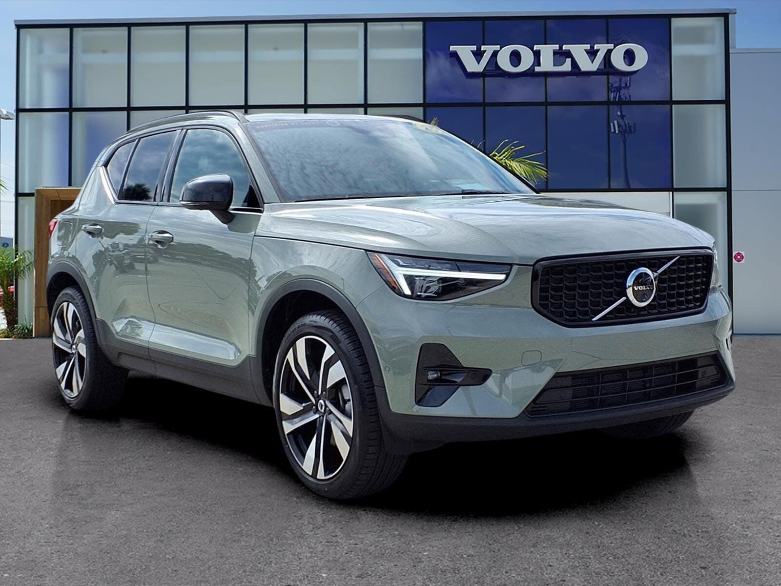 2025 VOLVO XC40