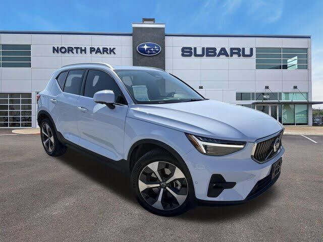 2025 VOLVO XC40