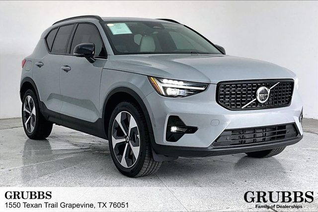 2026 VOLVO XC40