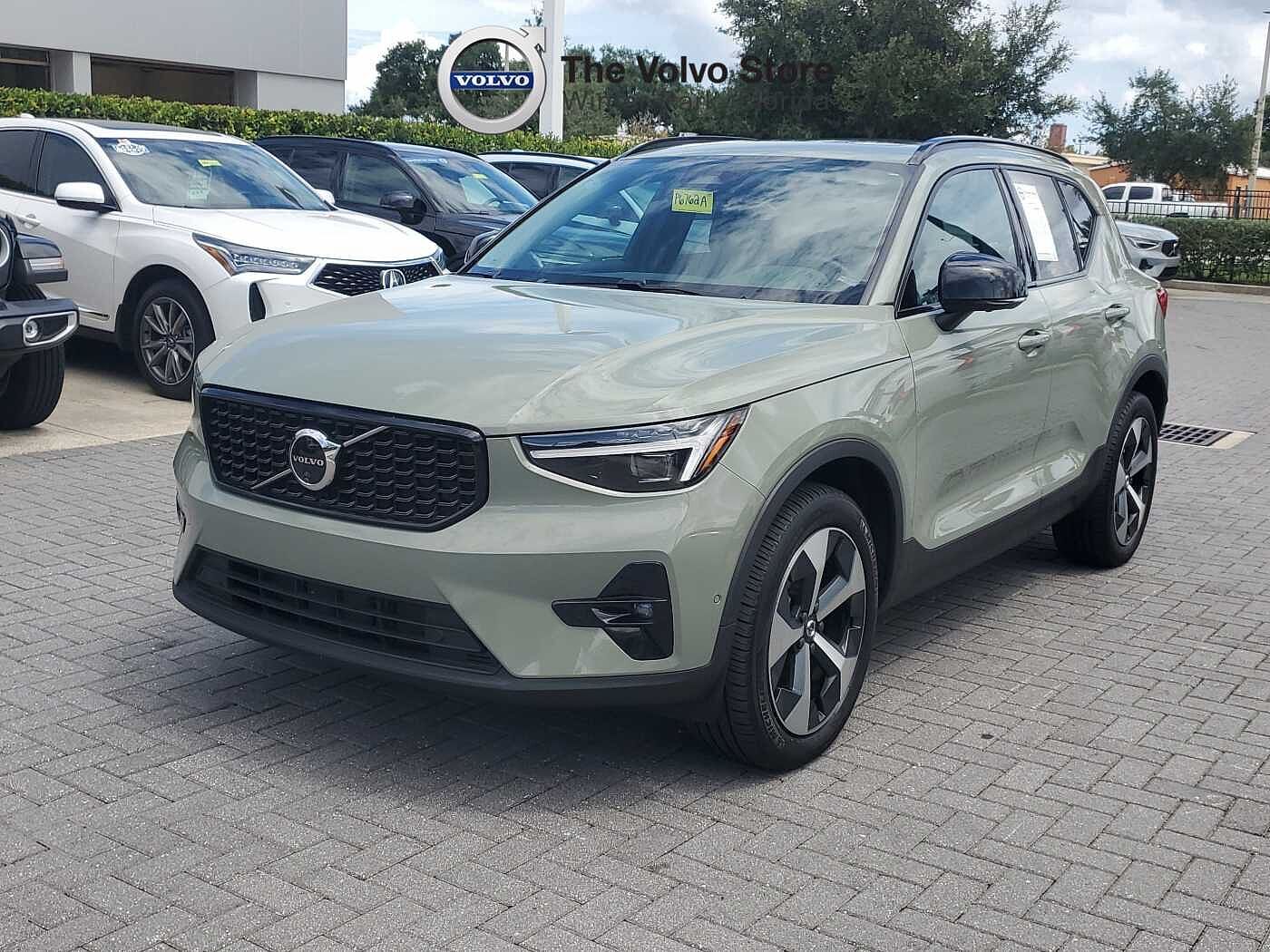 2025 VOLVO XC40