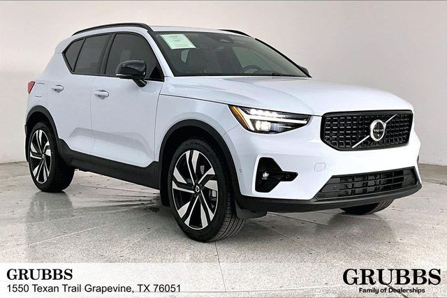 2026 VOLVO XC40
