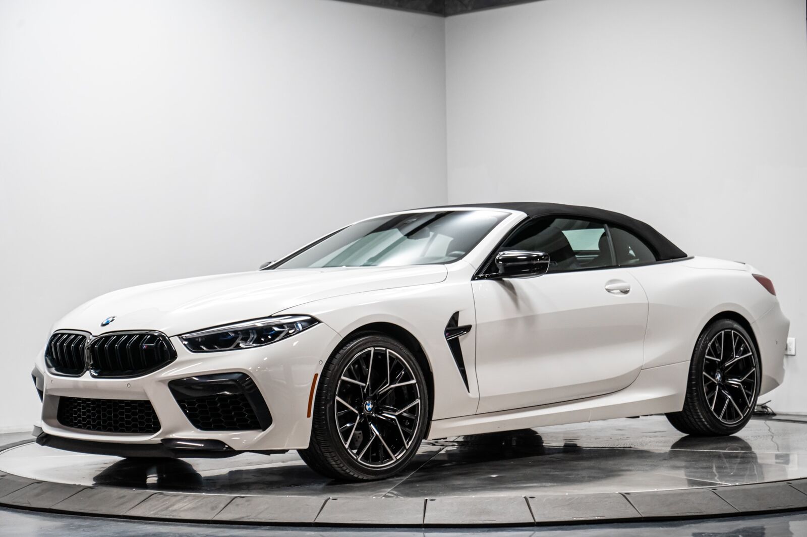 2022 BMW M8