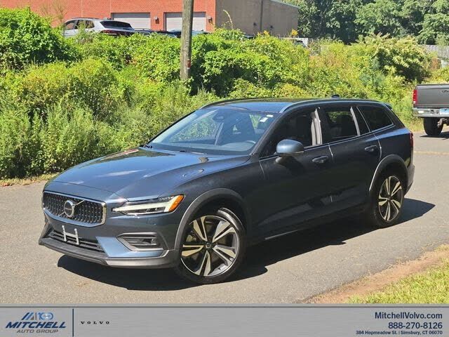 2025 VOLVO V60CC