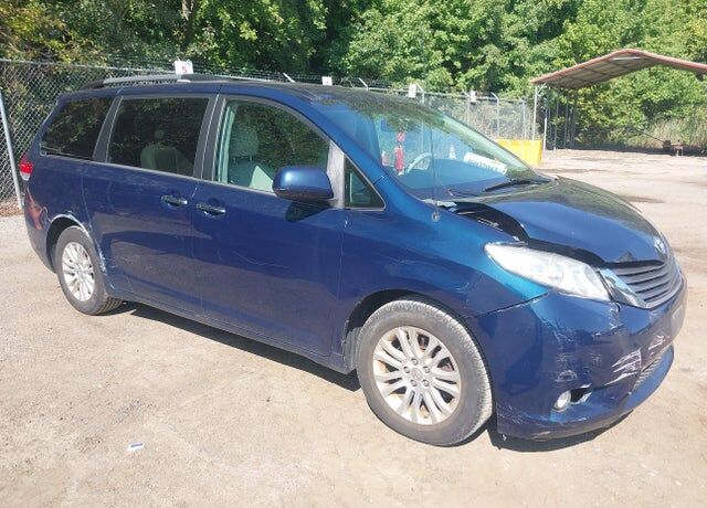 2012 TOYOTA Sienna