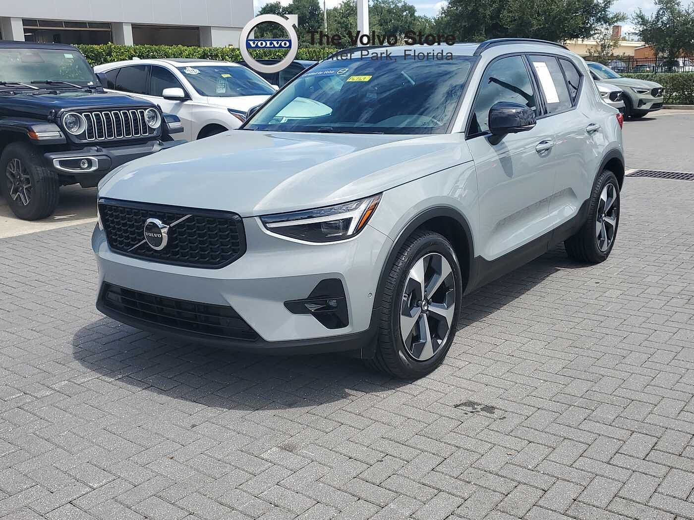 2026 VOLVO XC40