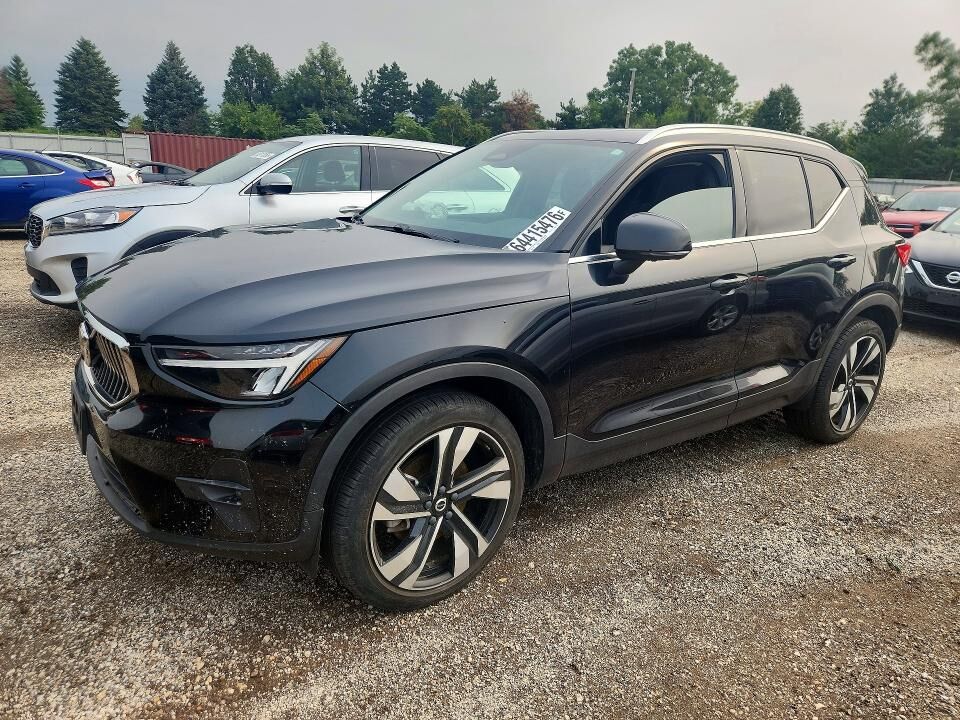 2023 VOLVO XC40