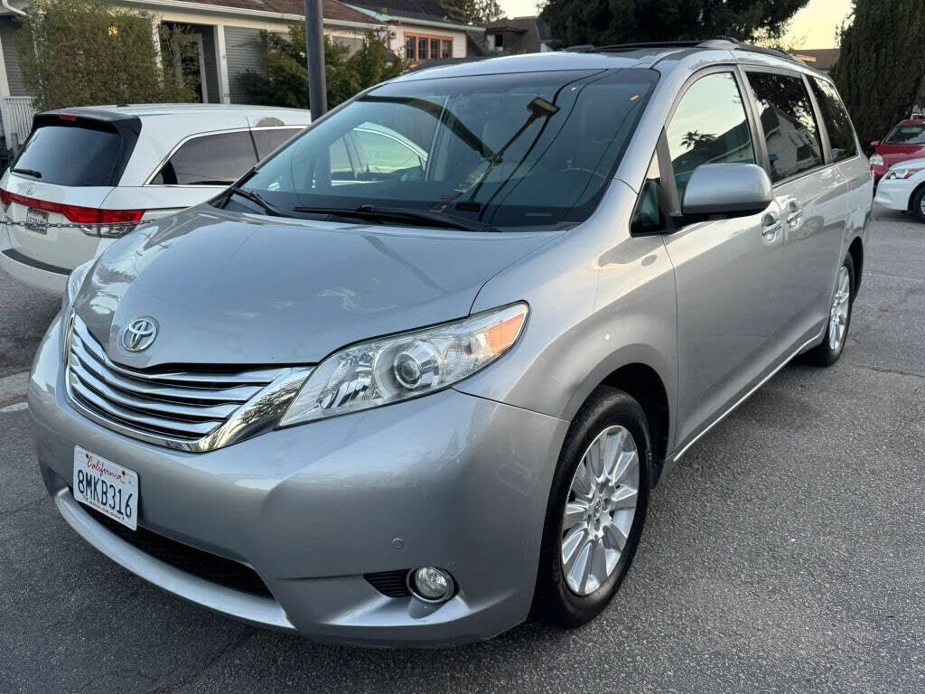 2011 TOYOTA Sienna