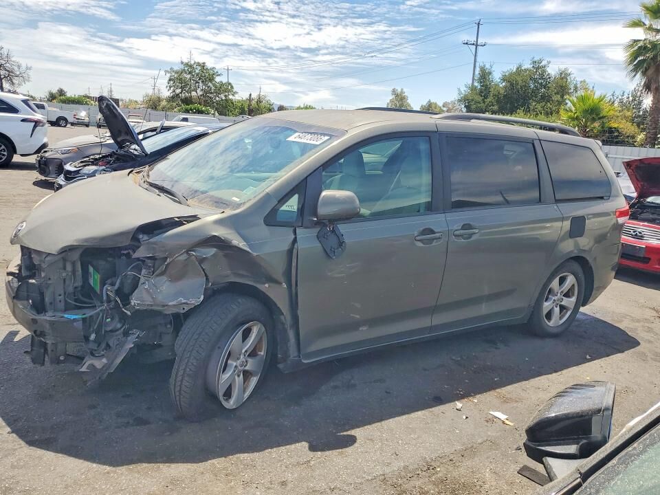 2011 TOYOTA Sienna