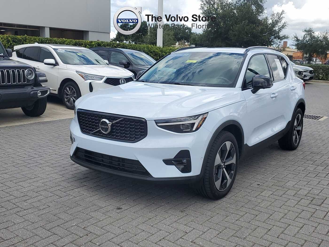 2026 VOLVO XC40